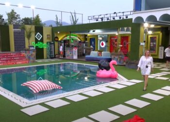 Heidit i jepet një mision sekret, bind banorët të bëjnë…