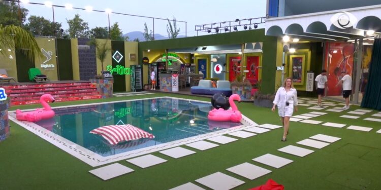 Heidit i jepet një mision sekret, bind banorët të bëjnë…