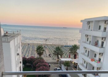 Në prag të sezonit turistik, bizneseve të Durrësit u shtrenjtohet uji me 7.7%, të Kavajës me 49%