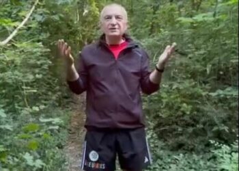 Meta e nis ditën ndryshe, reciton vargje të poetit Naim Frashëri