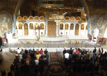 “Krishti u ngjall”, besimtarët ortodoksë në Shqipëri kremtojnë Pashkën!