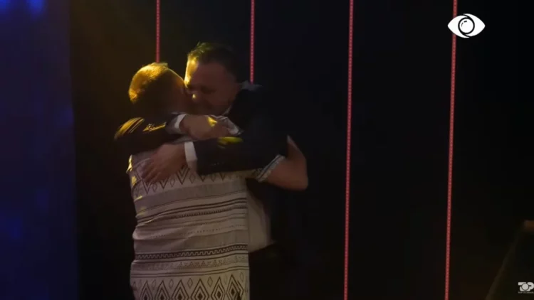 Surprizë emocionuese për Julin, i përlotur takohet me të vëllain