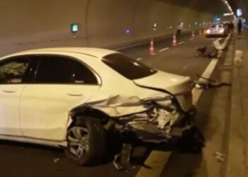 Përplasen makinat në tunelin e Kalimashit, pasagjerët dërgohen në spital