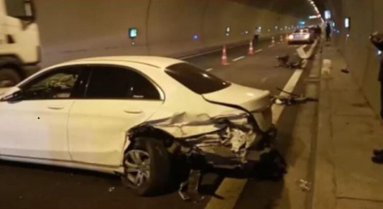 Përplasen makinat në tunelin e Kalimashit, pasagjerët dërgohen në spital