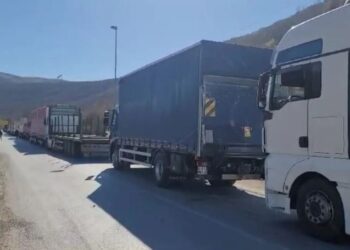 EMRAT/ Sherr mes shoferëve të kamionëve në Kapshticë, njëri goditet me thikë