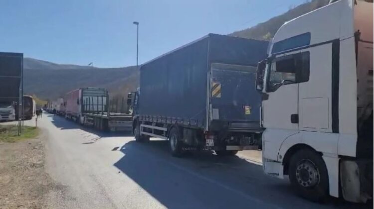 EMRAT/ Sherr mes shoferëve të kamionëve në Kapshticë, njëri goditet me thikë