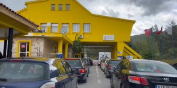 Shqiptarët kthehen për të festuar Pashkët, fluks në Kapshticë dhe Qafë-Thanë