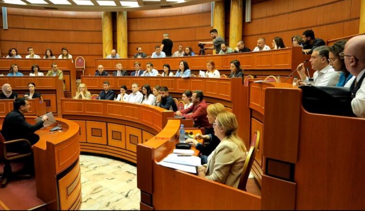 Blushi i kthehet Veliajt në Këshillin Bashkiak: Hajdut i fëlliqur, në burg e ke vendin