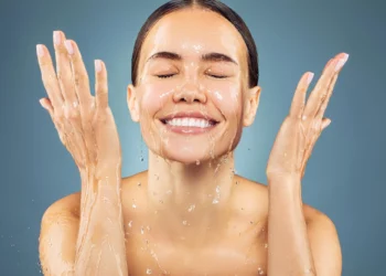 Ujë i vakët apo i ftohtë, cili është i duhuri për larjen e fytyrës?