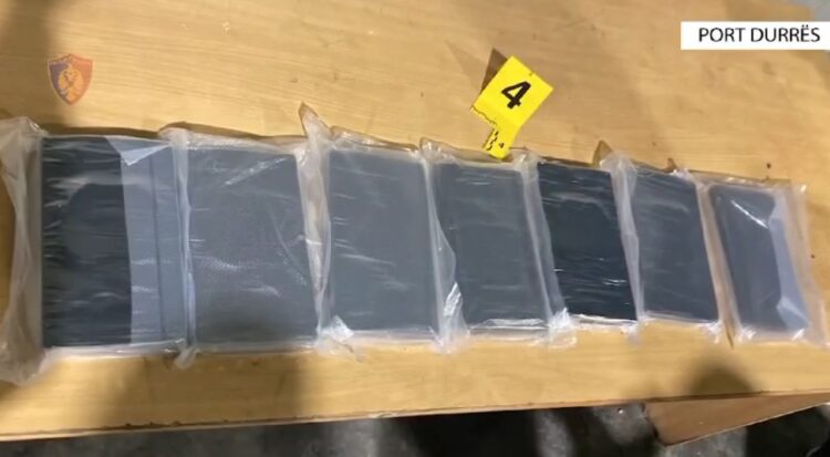 7 kg kokainë brenda furgonit, policia publikon pamje nga operacioni në portin e Durrësit
