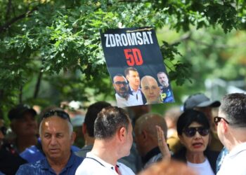 Protesta e tetë, shtohen molotovët në tubimin për dorëheqjen dhe arrestimin e Veliajt