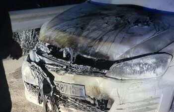 Makina përfshihet nga flakët në aksin Levan-Tepelenë, shpëton mrekullisht shoferi