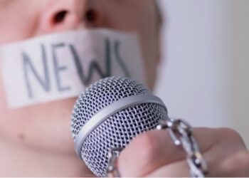 VOA: E drejta për informim vijon të mbetet problem në Shqipëri