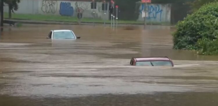 Reshjet “gjunjëzojnë” Milanon, kurrë nuk ka rënë kaq shumë në 170 vjet