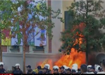 Protesta para Bashkisë së Tiranës, hidhet molotov në drejtim të godinës