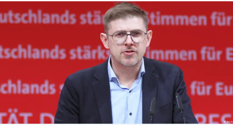 Eurodeputeti gjerman rrihet teksa vendoste postera në Dresden