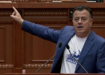 Ironizon Noka: Emigrantët dashuruan papritur njeriun që i përzuri nga vendi i tyre