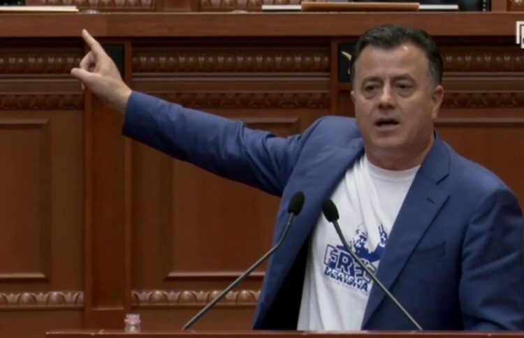 Ironizon Noka: Emigrantët dashuruan papritur njeriun që i përzuri nga vendi i tyre