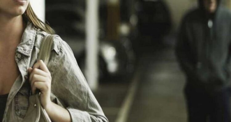 Përndiqte të miturën, arrestohet 50-vjeçari në Gramsh