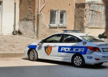 Polici i Himarës përndoqi të dashurën kolege! Dikur u kapën duke u puthur në makinë