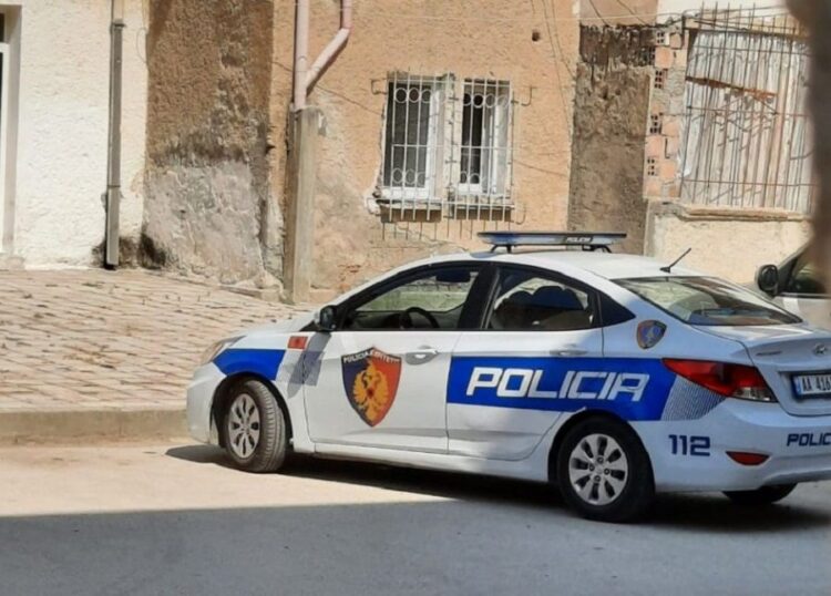 Polici i Himarës përndoqi të dashurën kolege! Dikur u kapën duke u puthur në makinë