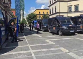 Protesta e opozitës, policia ‘blindon’ Bashkinë e Tiranës