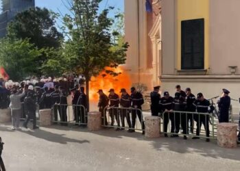 Nesër përsëri protestë para bashkisë, policia: Ja rrugët që do të bllokohen