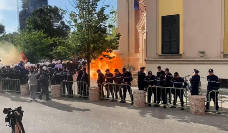 Nesër përsëri protestë para bashkisë, policia: Ja rrugët që do të bllokohen