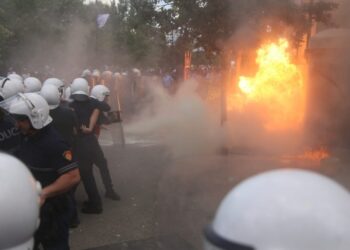 Mbyllet protesta para bashkisë së Tiranës, protestuesit: Nuk do të ndalemi…