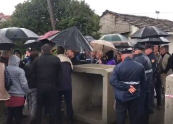 Rifillon protesta e tregtarëve në qytetin e Belshit në mes të shiut