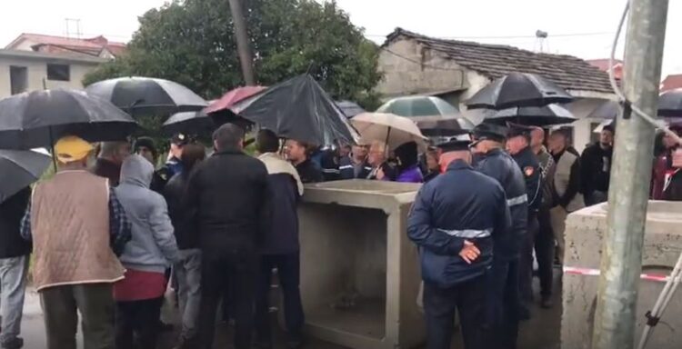 Rifillon protesta e tregtarëve në qytetin e Belshit në mes të shiut