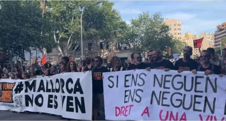 “Shkoni në shtëpi”, qytetarët spanjollë protestojnë kundër turizmit masiv