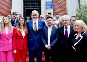 (FOTO) Rama i ‘pret’ kokën Veliajt, kujdeset që ta zhdukë edhe nga Facebook-u