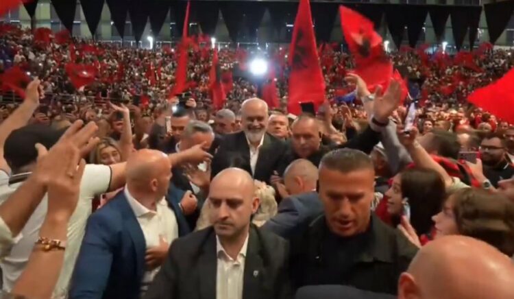 Rama “koncert” në Athinë, këngëtarët Era Rusi dhe Noizy hapin shfaqjen