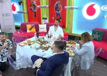 Çfarë ndodhi mes tyre? Romeo i ulet në gjunjë Julit