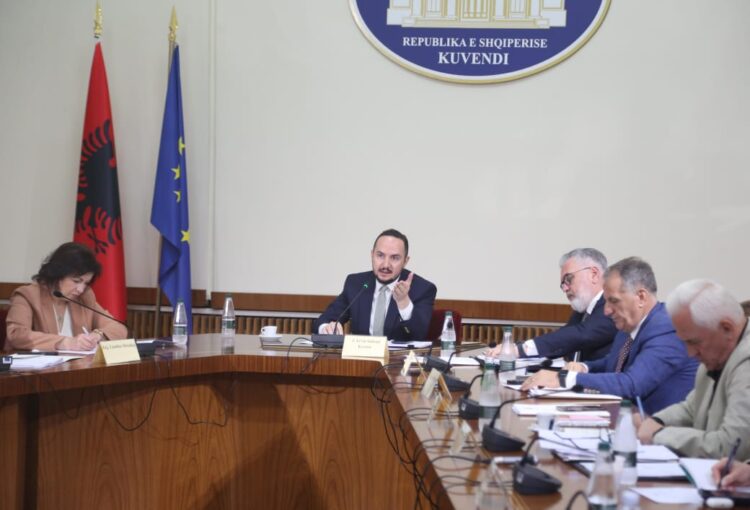 Mazhoranca s’pranon as draftin e ekspertes së PS, Salianji: Nuk i shpëtoni dot hetimit!