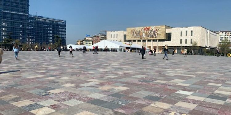 Merret peng në mes të sheshit ‘Skënderbej’ 20-vjeçari në Tiranë, në pranga tre persona (Emrat)