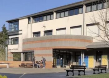 “Çmendet” nxënësja, godet me thikë mësuesen gjatë orës së mësimit