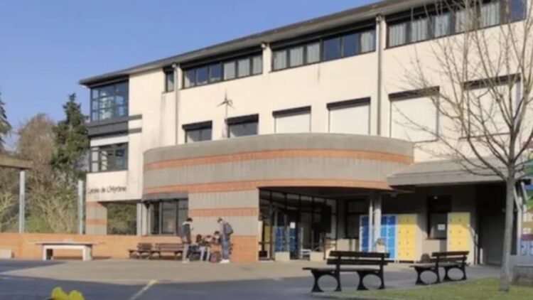 “Çmendet” nxënësja, godet me thikë mësuesen gjatë orës së mësimit