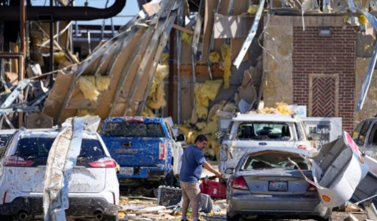 Stuhi dhe tornado në SHBA, të paktën 20 persona humbin jetën