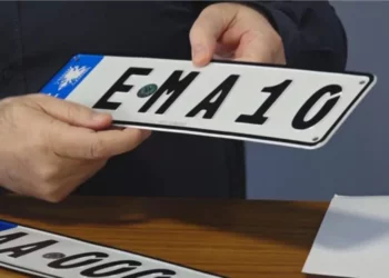 Shqiptarët ‘të fiksuar’ pas targave të personalizuara, vetëm në 4 muaj u grumbulluan 73.4 mln lekë