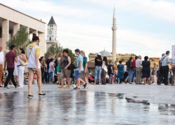 Sa persona jetojnë në një kilometër katror? Shqipëria dhe Tirana, rekord në rajon