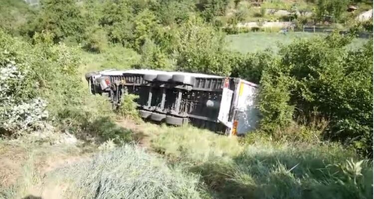 Trajleri del nga rruga në Librazhd dhe rrokulliset poshtë në ara