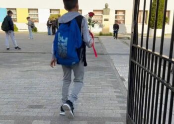 Tragjedia në Shkodër, të miturit vendosin lule në bankë! Kushërira e Alma Arrazit: Nuk ia shpjegoj dot vajzës çfarë ndodhi