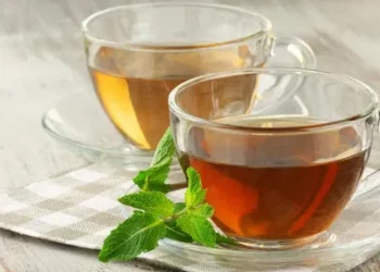 Efektet pozitive e konsumimit të çajit jeshil dhe të zi në mëngjes