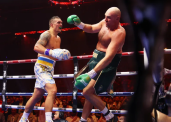 Usyk shpallet kampion i padiskutueshëm i peshave të rënda në boks