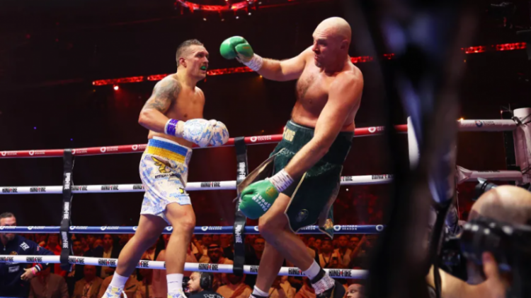 Usyk shpallet kampion i padiskutueshëm i peshave të rënda në boks