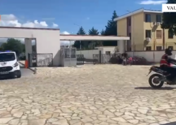 Kanosën njëri-tjetrin me armë, dy të arrestuar në Vaun e Dejës