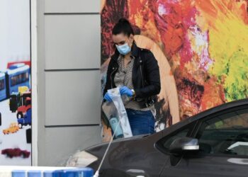 Foto – Kush është shqiptarja që u vra nga burri, dëshmia: Po bërtiste…