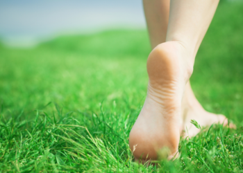 Të ecurit zbathur, zbuloni përfitimet jetike për shëndetin dhe organizmin njerëzor